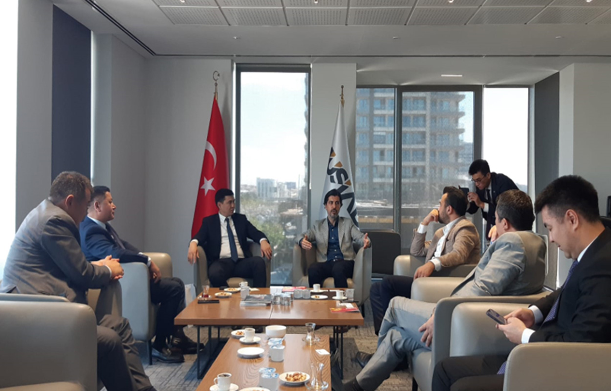 استقبال نائب مدير وكالة الاستثمار الوطنية القيرغيزية نوراديل باياسوف وفريقه